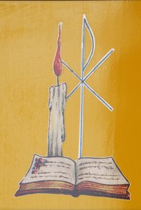 نافذة الزجاج الملون. شمعة المذبح والكتاب المقدس ، Aneho ، توغو بواسطة غير معروف