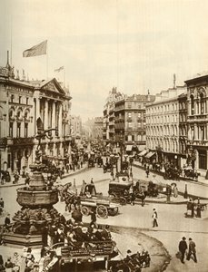 تمثال إيروس في سيرك بيكاديللي ، لندن ، c1910 ، 1935. بواسطة غير معروف