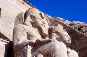 تماثيل رمسيس الثاني ، أمام المعبد الرئيسي ، أبو سمبل ، مصر ، أوائل القرن الثالث عشر قبل الميلاد بواسطة غير معروف