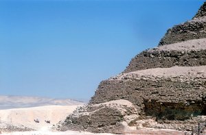 هرم الخطوة للملك زوسر زقرا ، سقارة ، مصر ، الأسرة الثالثة ، c2600 قبل الميلاد بواسطة غير معروف