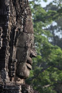وجوه حجرية على أبراج في معبد بايون في أنغكور ثوم والتي قد تصور جيافارمان السابع على أنه بوديساتفا. ، سييم ريب ، كمبوديا بواسطة غير معروف