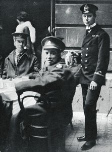 الملازم الفرعي الأمير ألبرت يقدم الشاي للجنود الجرحى في قصر باكنغهام ، 1916 بواسطة غير معروف