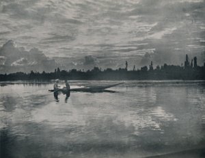 غروب الشمس على بحيرة دال ، كشمير ، 1936. بواسطة غير معروف