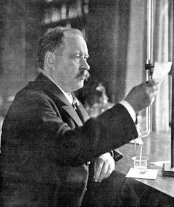 Svante Arrhenius 1859-1927 ، فيزيائي وكيميائي سويدي في مختبره ، 1909 بواسطة غير معروف