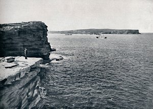 سيدني هيدز ، عند الفجوة في خليج واتسونز ، c1900. بواسطة غير معروف