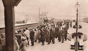 اهتمام متعاطف بقطار الجنازة الملكي في محطة ويلوين ، 1936 بواسطة غير معروف