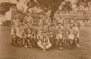 فريق كتيبة الهوكي من الكتيبة الأولى ، The Queens Own Royal West Kent فوج. بونا ، أنا بواسطة غير معروف