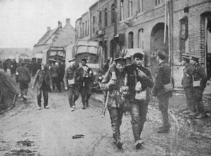 جرح البريطانيون عائدين إلى مركز خلع الملابس بعد هجوم 1915 بواسطة غير معروف