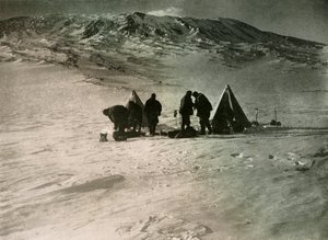 المخيم 7000 قدم حتى جبل إريبوس ، 1908 ، 1909 بواسطة غير معروف