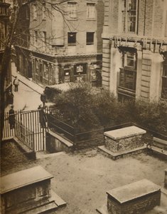 الأسلحة كوبرز من ساحة كنيسة القديس أولافيس ، شارع سيلفر ، c1935. بواسطة غير معروف