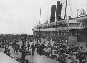 تحدد قوة Dardanelles الاستكشافية: تحميل يتم تحميله في الإسكندرية ، 1915 بواسطة غير معروف