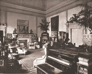 The Drawing Room at the White Lodge ، ريتشموند بارك ، 1894. بواسطة غير معروف