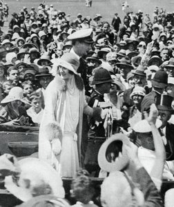 حشد الدوق والدوقة حشود في أوكلاند ، 1927 ، 1937 بواسطة غير معروف