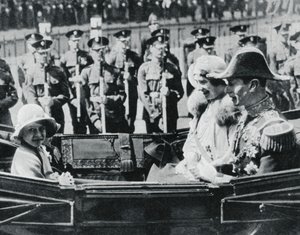 دوق ودوقة يورك يغادران كاتدرائية سانت بولس مع بناتهما ، 1935 ، 1937 بواسطة غير معروف
