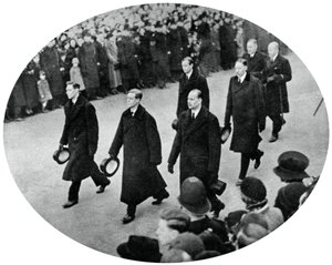 دوق يورك وإخوته في موكب جنازة الملك جورج فس ، 1936 ، 1937 بواسطة غير معروف
