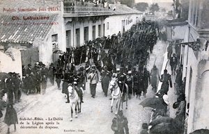 عرض الفيلق الأجنبي الفرنسي في شوارع سيدي بلعباس ، الجزائر ، 1906 بواسطة غير معروف