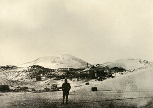 الكوخ ، مع جبل Erebus في الخلفية ، في الخريف ، 1908 ، 1909. بواسطة غير معروف