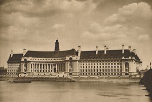 القصر الجديد على نهر التايمز الذي هو مقر مجلس مقاطعة لندن ، c1935. بواسطة غير معروف