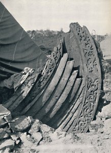 سفينة أوسيبرغ في التل ، تظهر النحت على الجذع والسور ، 1935 بواسطة غير معروف