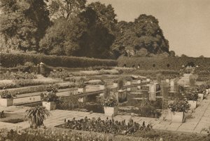 هادئة الحديقة الهولندية في قصر كنسينغتون يحرسها غيتس مقفل ، c1935. بواسطة غير معروف