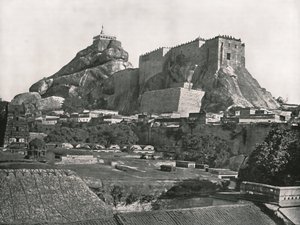 الصخرة من الشمال ، Trichinopoly ، الهند ، 1895. بواسطة غير معروف