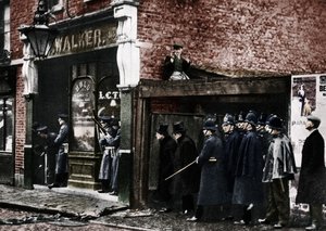 حصار شارع سيدني ، وايت تشابل ، لندن ، 1911 ، 1935. بواسطة غير معروف