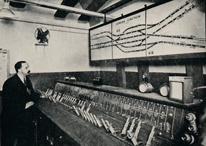 صندوق الإشارة في تقاطع سكة حديد الأنبوب ، 1926 بواسطة غير معروف