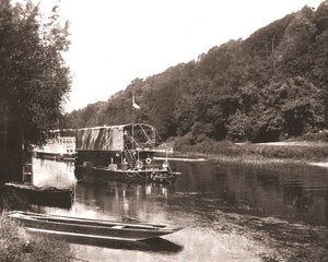 نهر التايمز تحت Cliveden Wood ، Berkshire ، 1894. بواسطة غير معروف