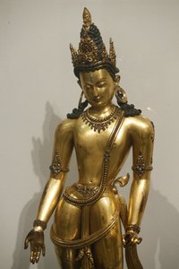 متحف فيكتوريا وألبرت. بوديساتفا أفالوكيتشفارا (Padmapani ، حامل زهرة اللوتس). 1300-1400. سلالة مالا. نيبال. نحاس مذهب بالأحجار الكريمة وشبه الكريمة. المملكة المتحدة بواسطة غير معروف