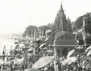 The Vishnu Pond and Ghat، Benares، India، 1895. بواسطة غير معروف