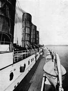 سطح السفينة في لوسيتانيا ، يظهر قوارب النجاة ، 1915 بواسطة غير معروف