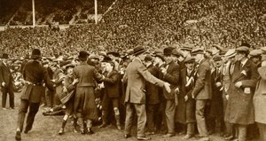 يقام نهائي كأس الاتحاد الإنجليزي الأول في استاد ويمبلي الجديد في لندن ، 28 أبريل 1923 ، 1935. بواسطة غير معروف