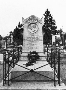 شاهد قبر لويس داجير ، رائد التصوير الفرنسي Gravestone في Bry-sur-Marne من Louis Jacques Mande Daguerre (1787-1851) بواسطة غير معروف