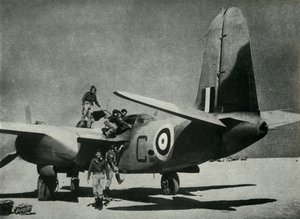 تتدفق الشمس الحارقة إلى أسفل على أرض هبوط صحراوية ، c1942-1943 ، 1945. بواسطة غير معروف