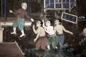 تمت تغطية الجزء الداخلي لجدران مجمع الباغودا الفضية بالجداريات التي تصور قصصًا من Reamker ، أي نسخة الخمير من الملحمة الهندية الكلاسيكية ، رامايانا. بعض أقسام الجداريات قد تدهورت وتضررت بسبب الطقس. كانت الجداريات ص بواسطة غير معروف