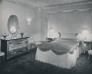 يتم استخدام الصفات الحيوية لـ Plexiglas للاستفادة من غرفة النوم هذه ، 1942. بواسطة غير معروف