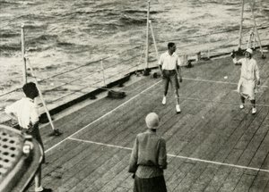 أصحاب الجلالة ، في لعبة Deck Quoits on Deck of HMS Renown ، 1927 ، 1937. بواسطة غير معروف