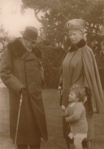 أصحاب الجلالة الملك والملكة مع الأميرة إليزابيث في Craigweil House ، Bognor ، c1930. بواسطة غير معروف