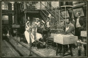 هذا هو الجزء الداخلي من واحد من معامل التقطير القيصر ، 1901. بواسطة غير معروف