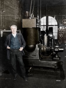توماس ألفا إديسون ، المخترع الأمريكي ، مع دينامو الأول لإنتاج الضوء الكهربائي ، 1880 بواسطة غير معروف