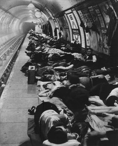بدأ أولئك الذين ذهبوا إلى الملاجئ نوعًا جديدًا من الحياة الليلية ، 11 نوفمبر 1940 ، 1942 بواسطة غير معروف