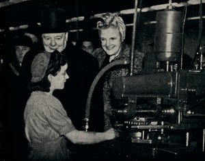 جولة التفتيش في مصنع الأسلحة ، 1940s ، 1945. بواسطة غير معروف