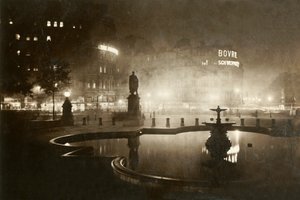 ميدان ترافالجر. التطلع نحو تشارينغ كروس. لندن بالليل ، 1928. بواسطة غير معروف