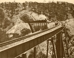 قطار يمر فوق الجسر ، نطاق جبل لوفتي ، جنوب أستراليا ، 1930. بواسطة غير معروف