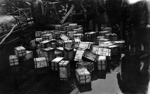 نقل 14،000،000 جنيه استرليني من السبائك على البارجة البريطانية HMS Malaya ، 1940 بواسطة غير معروف