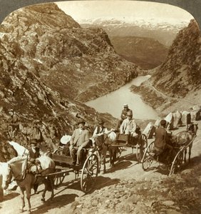 المسافرون على الطريق الجبلي عبر الوادي البري في سيلجستاد ، النرويج ، c1905. بواسطة غير معروف