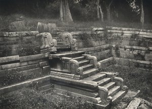 سلالم في بركة سباحة من الطوب ، أنورادابورا ، 1926 بواسطة غير معروف