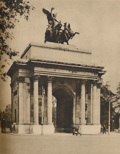 قوس النصر تم نقله من هايد بارك إلى كونستيتيشن هيل ، c1935. بواسطة غير معروف