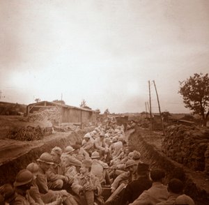 القوات في عربات القطار المفتوح ، جينيكورت ، شمال فرنسا ، c1914-c1918 بواسطة غير معروف