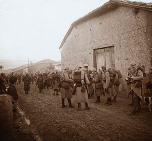 القوات مع حزم على ظهورهم ، السوم ، شمال فرنسا ، c1914-c1918 بواسطة غير معروف